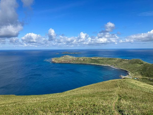 Quelles croisières permettent de visiter les îles pittoresques du Japon pendant la saison des cerisiers en fleurs?